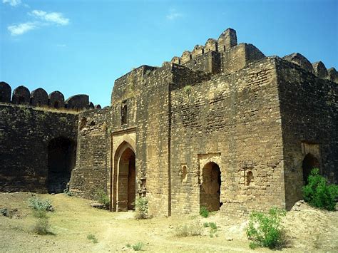 ¡Sumérgete en la historia y el misterio del Fuerte Rohtas! Un monumento imponente de la era Mughal con vistas panorámicas impresionantes.