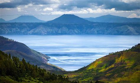 El Lago Toba: Un Gigante Dormido en el Corazón de Sumatra del Norte!