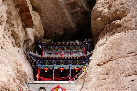  ¡Sumérgete en la Historia y la Naturaleza con el Templo de la Montaña Wushan!