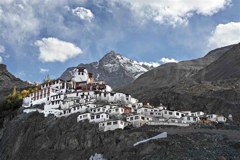 ¡Sumérgete en la historia ancestral del Monasterio de Chakzam! Una joya espiritual escondida en las montañas de Qamdo.