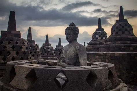 ¡Sumérgete en la magia ancestral de los templos Borobudur! Una joya budista de Indonesia que te dejará sin aliento