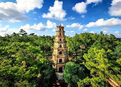 ¡Explora la majestuosa Pagoda Thien Mu en Hue, un faro histórico y arquitectónico!