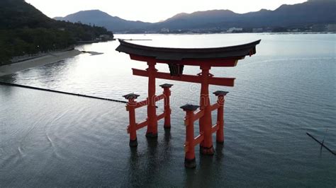 ¡Sumérgete en la magia ancestral del Santuario Itsukushima! Un templo flotante sobre el mar y una joya arquitectónica incomparable.